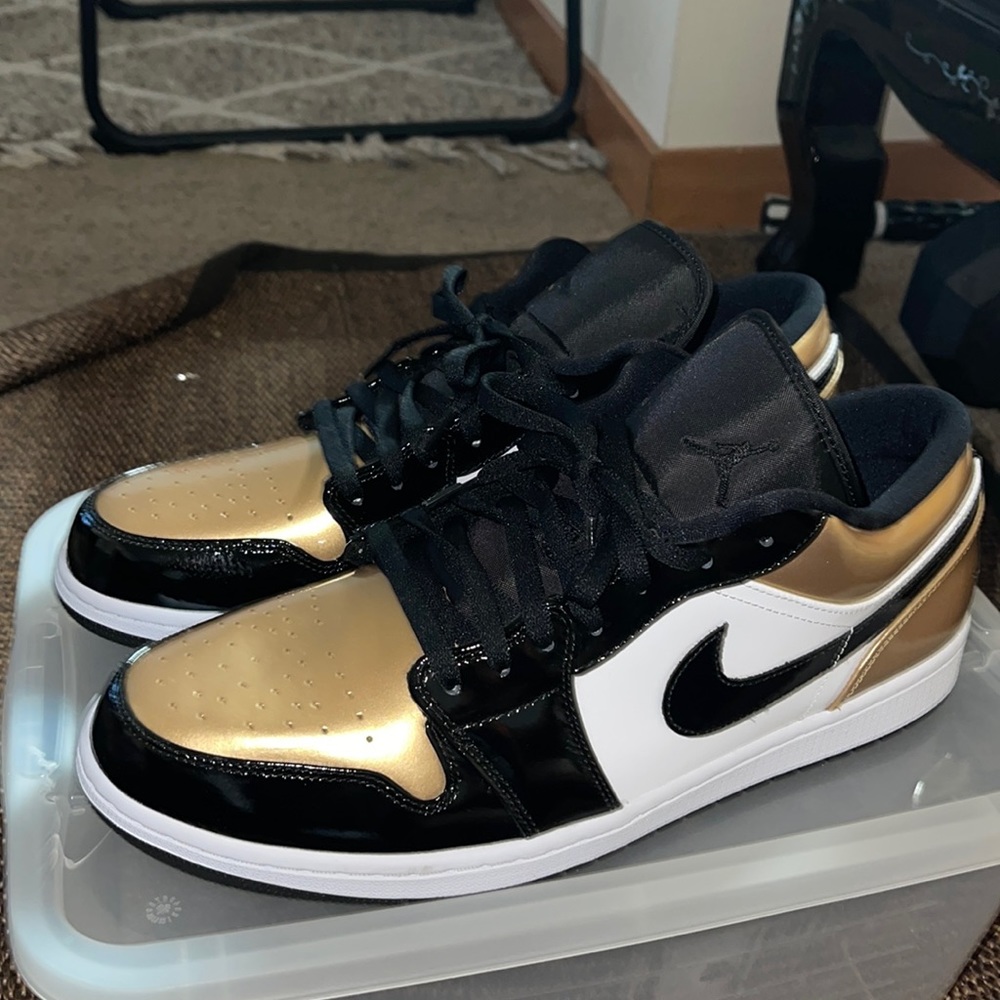 GOLD TOE JORDAN 1’s FOR SALE!!!